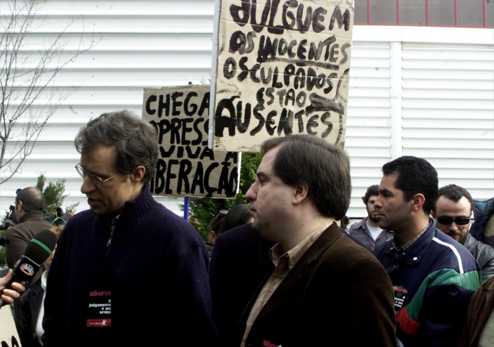 Protesto à porta do tribunal da Maia no julgamento de 17 mulheres acusadas do crime de aborto