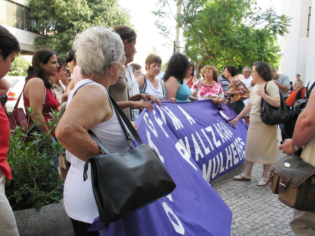 Protesto em frente ao Tribunal de Setúbal em mais um caso de mulheres acusadas pelo crime de aborto