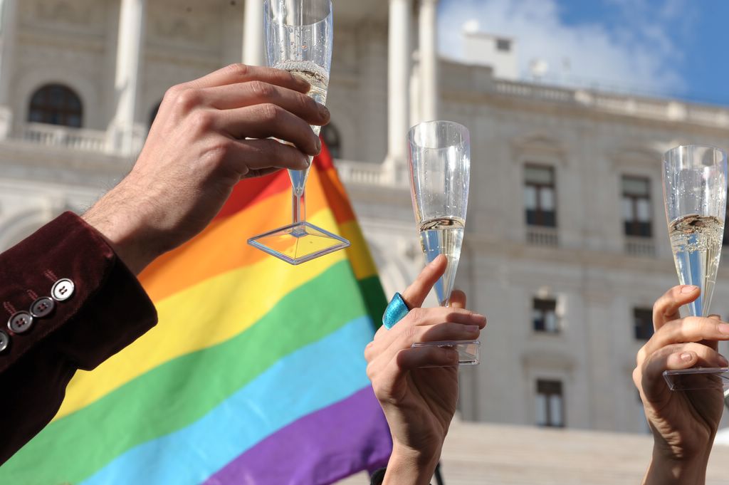 Após anos de luta, o Parlamento aprova finalmente a legalização do casamento entre pessoas do mesmo sexo.