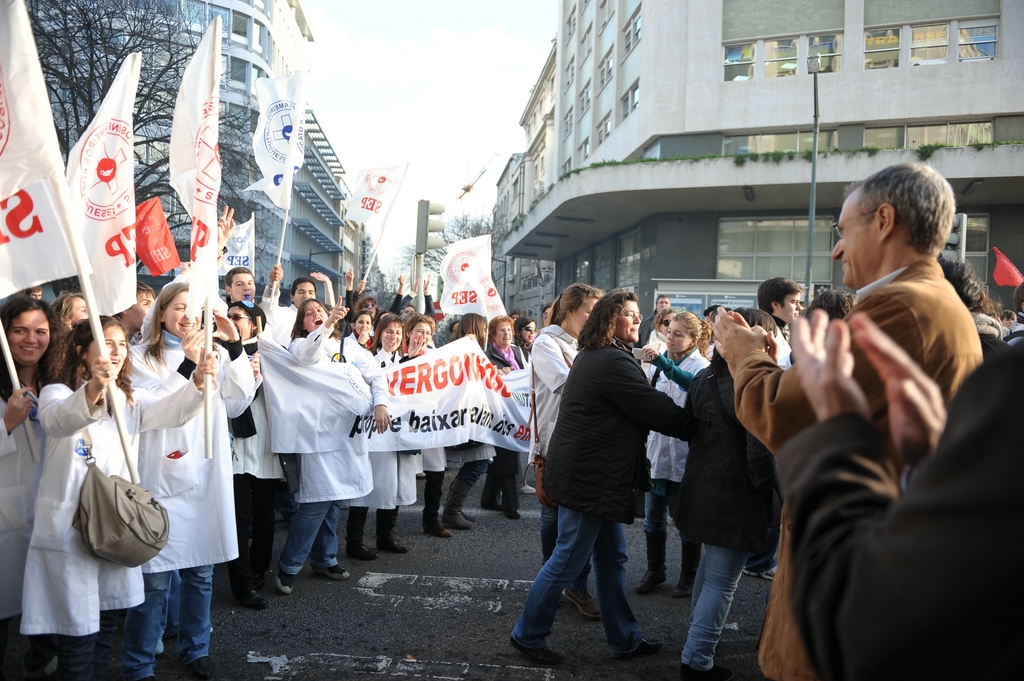Milhares de enfermeiros manifestam-se em Lisboa por carreiras dignas e pelo reconhecimento das suas qualificações, na sequência da maior greve de sempre