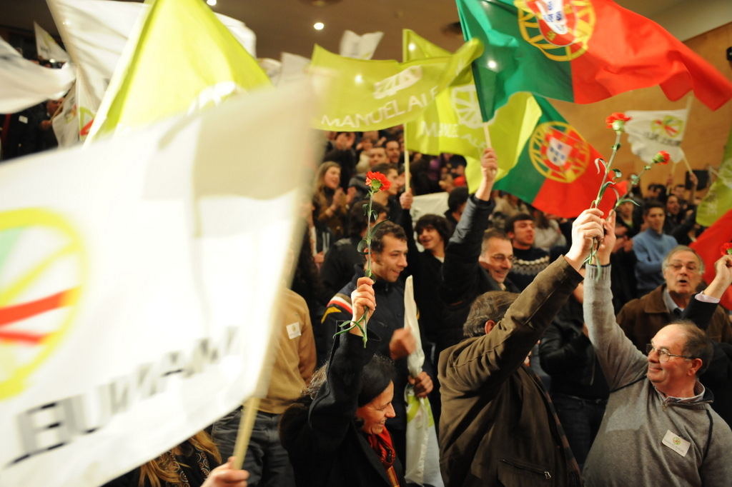 A candidatura presidencial de Manuel Alegre, apoiada pelo Bloco, não impede a reeleição de Cavaco à primeira volta