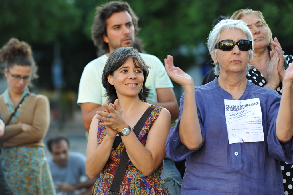 Centenas de pessoas aderem ao protesto dos “Artistas e Públicos Indignados” concentrados no Rossio, em Lisboa