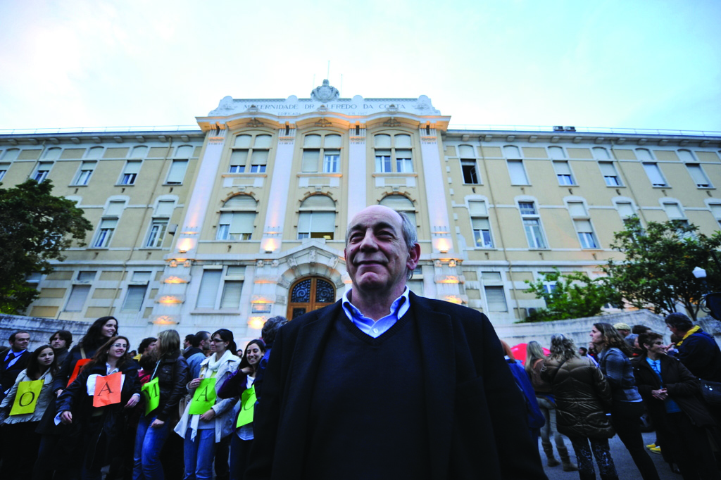 Cordão humano junta centenas de pessoas para salvar a Maternidade Alfredo da Costa.