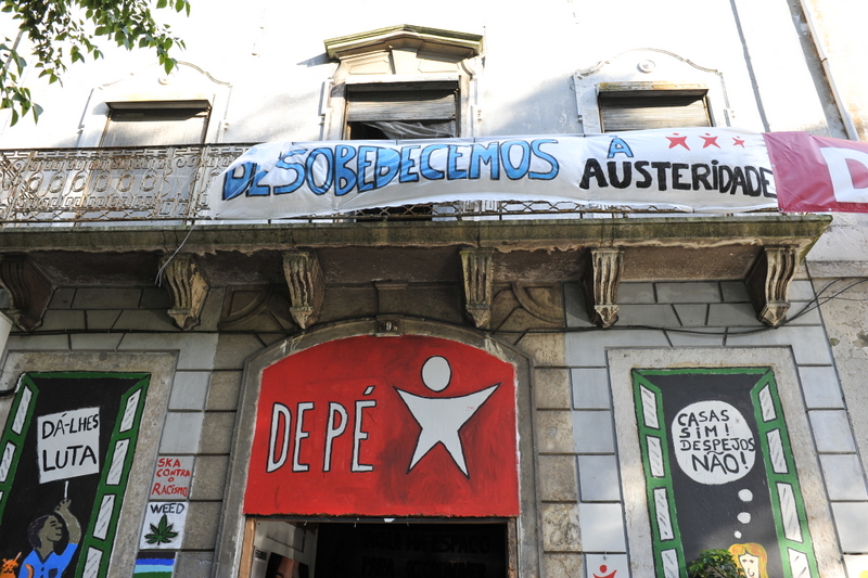 Bloco ocupa simbolicamente um prédio fechado há cinco anos, na Praça da Alegria, em Lisboa, em protesto contra a especulação imobiliária
