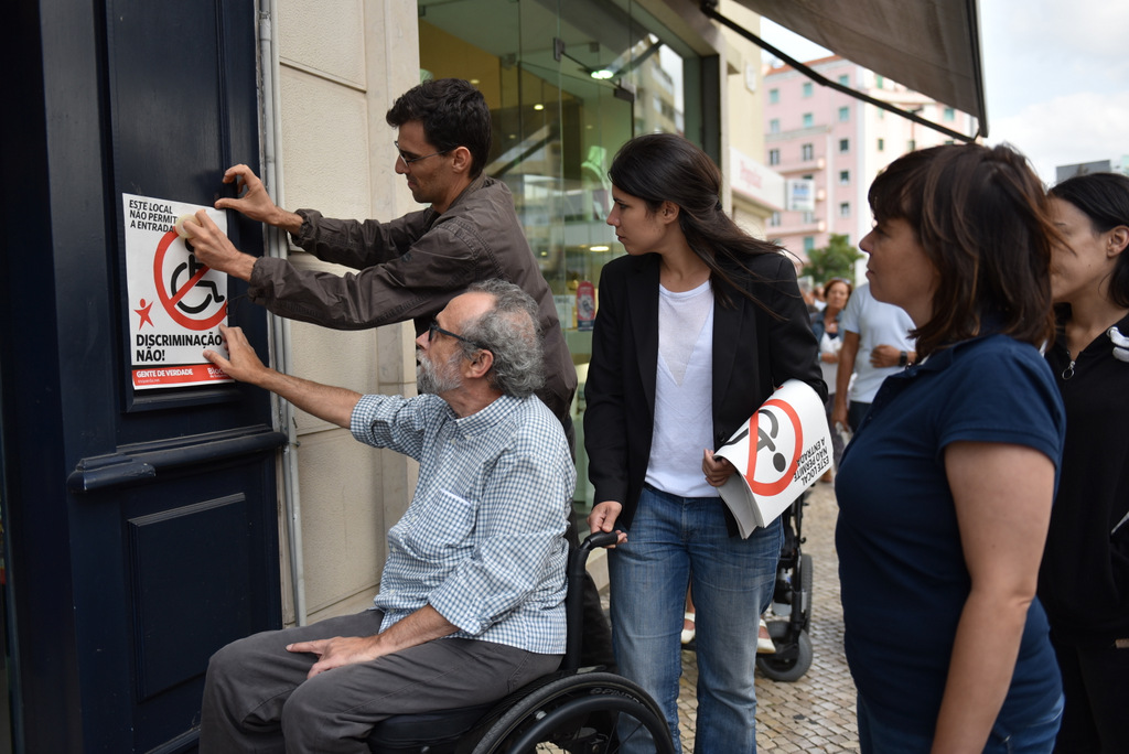 Ação contra as barreiras que discriminam as pessoas com deficiência. Meses mais tarde, Jorge Falcato seria o primeiro deputado em cadeira de rodas no parlamento português