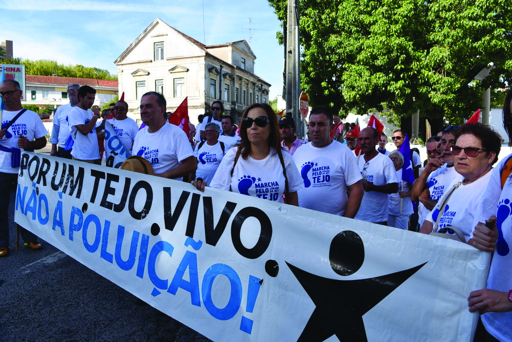 Manifestação contra as descargas poluentes que transformam o rio Tejo num esgoto a céu aberto