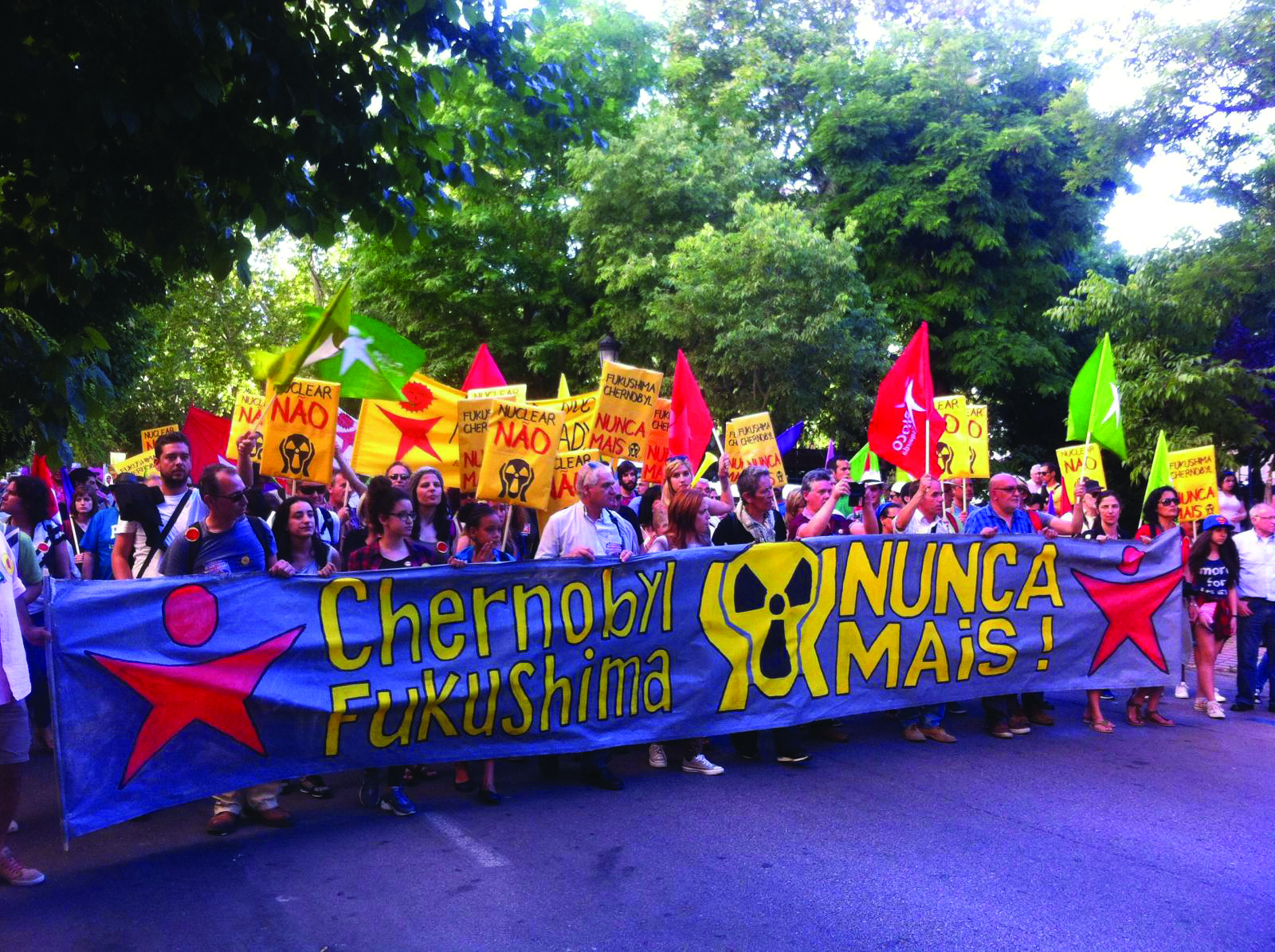 Fechar Almaraz: Centenas de ambientalistas espanhóis e portugueses manifestam-se em Cáceres pelo encerramento da central nuclear.