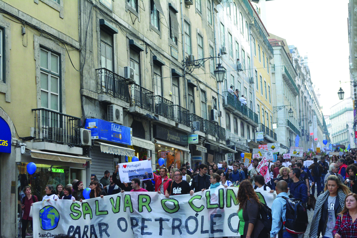Manifestação “Salvar o Clima, Parar o Petróleo” contra as autorizações de prospeção de petróleo e gás em Portugal