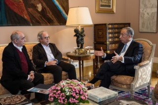 Com milhares de assinaturas, é entregue no Parlamento a petição pela despenalização da morte assistida. João Semedo é um dos primeiros subscritores