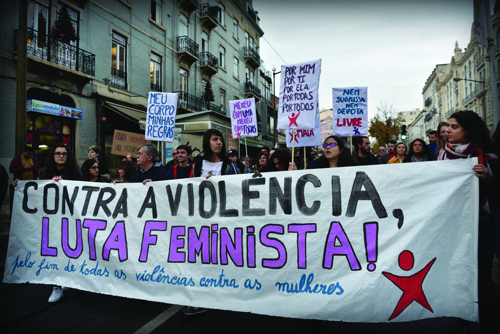 Manifestação junta milhares pelo fim da violência contra as mulheres