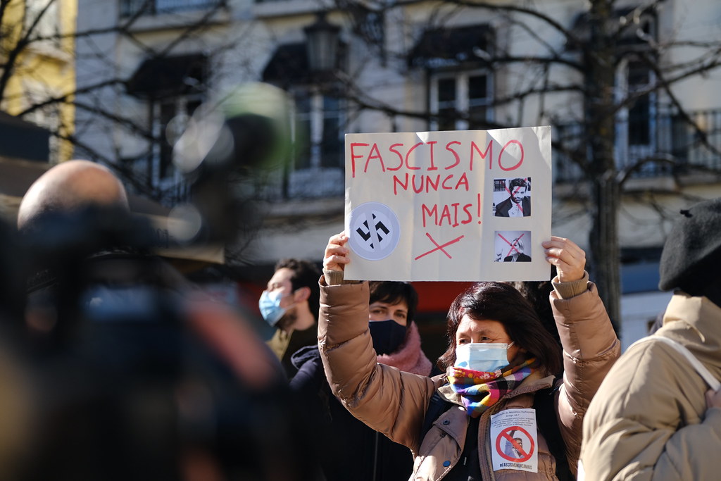  Marine Le Pen, conhecida pelas afirmações racistas contra os portugueses em França, vem a Portugal a convite da extrema-direita. Bloco participa nos protestos antifascistas.