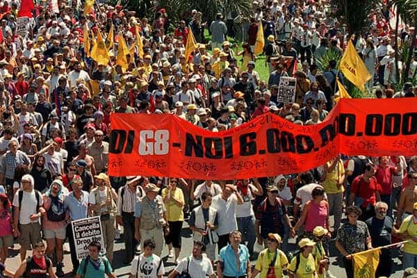 Delegação do Bloco participa nos protestos contra o G8, em Génova, nos quais é assassinado pela polícia o jovem ativista Carlo Giuliani.