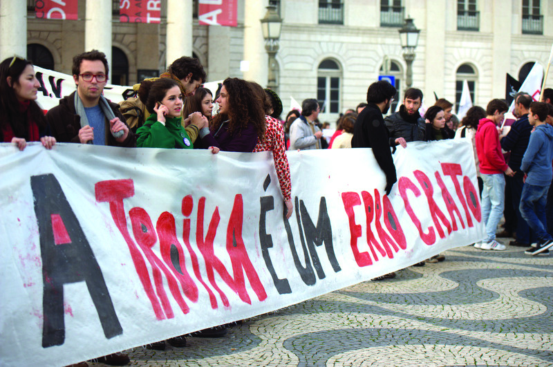 Estudantes apoiam manifestação de professores.