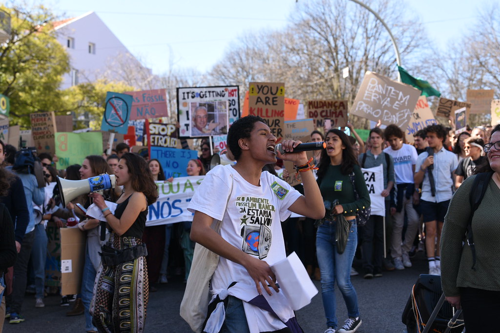 Greve climática estudantil junta milhares de jovens em frente ao Parlamento. Os deputados do Bloco juntam-se ao protesto, para exigir justiça climática.